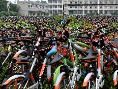 合肥暫扣萬(wàn)輛共享單車，堆積如山引發(fā)密集恐懼