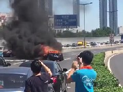 恐怖現(xiàn)場(chǎng)：6次變道連撞4車，天津馬自達(dá)一懟四
