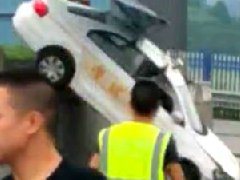 油門當(dāng)剎車，駕考女學(xué)員飛越考場！